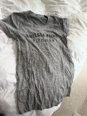 lululemon athletica Heather Gray Chelsea Piers Fitness Short Sleeve Tee